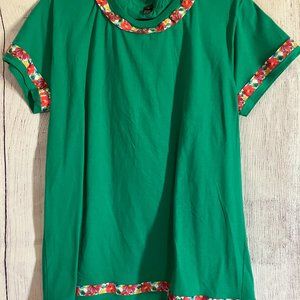 211 scoop neck tee with floral accent ribbon - hip slit